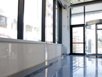 Systèmes Skylight, SG 8600, Multiscreen 1-10%, Room shot "FIMBank", Malta