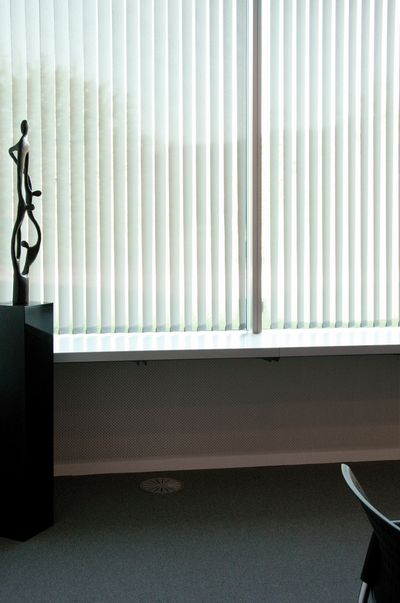 Systèmes de rideaux à bandes verticales, SG 2910, Room shot "Rivella Headquarters", Rothrist, Switzerland