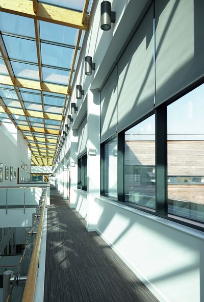 Systèmes stores enrouleurs, SG 4970, Multiscreen 1-10%, Room shot "Durham Gateway", Durham, United Kingdom