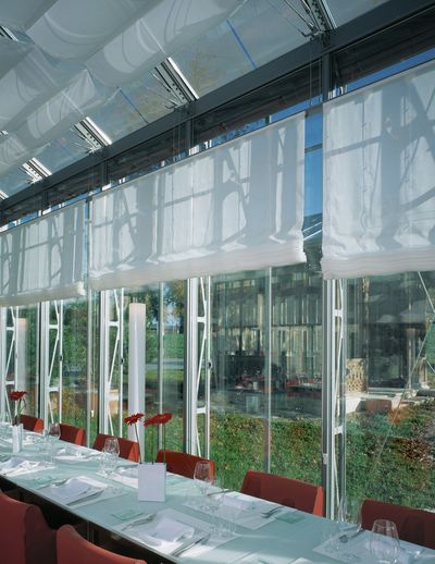 Systèmes rideaux drapés, SG 2120, Colorama 1, Room shot "Paul Klee Zentrum - Restaurant Schöngrün", Berne, Switzerland