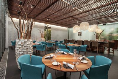 Systèmes de rideaux à bandes verticales, SG 2960, Multi Visio, Room shot "Oona the Restaurant", Frutigen, Switzerland, Vertical Waves