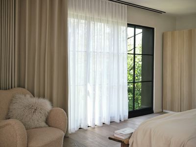 Systèmes de rideaux, SG 6465, Leviso, Private House, Cardiff, United Kingdom, Black